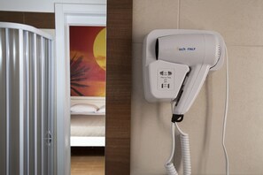 Kamar Triple Comfort (Passion) | Fasilitas kamar mandi | Shower, pancuran hujan, perlengkapan mandi gratis, dan pengering rambut