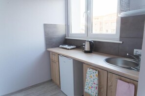 Tủ lạnh, bếp nấu, dụng cụ nấu nướng/bát dĩa/dao nĩa 