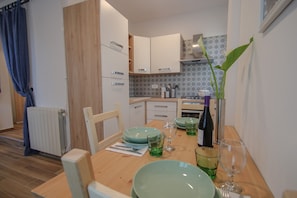 Apartment | Eigene Küche | Kühlschrank, Herdplatte, Kochgeschirr/Geschirr/Besteck