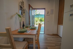 Departamento | Cocina privada | Refrigerador, parrilla de estufa y utensilios de cocina 