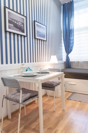 Phòng đôi Tiêu chuẩn | Khu phòng khách | TV màn hình phẳng 32-inch có truyền hình cáp, TV 