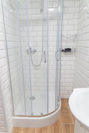 Habitación doble superior | Baño | Ducha, cabezal de ducha con hidromasaje y toallas