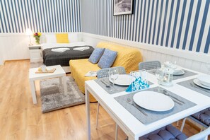 Standard-Vierbettzimmer | Wohnbereich | 32-Zoll-Flachbildfernseher mit Kabelempfang, Fernseher