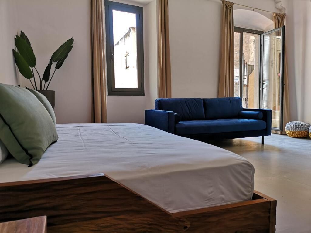 In-room safe, blackout curtains, soundproofing