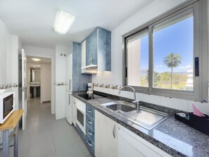 Een koelkast, een magnetron, een oven, een vaatwasser