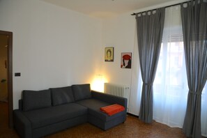 TV, books - STRATEGIC POSITION  (Pavia)