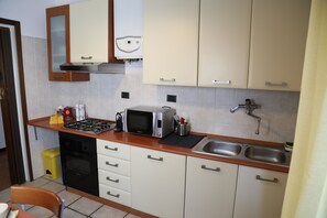 Fridge, microwave, oven, stovetop - STRATEGIC POSITION  (Pavia)