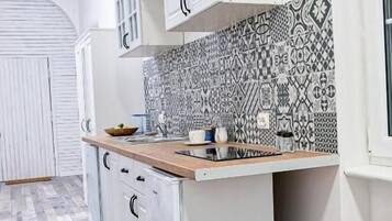 Lemari es, kompor, dan peralatan masak/sendok-piring