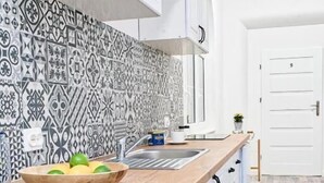 Fridge, stovetop, cookware/dishes/utensils - Morning Star Rooms (Szczecin)