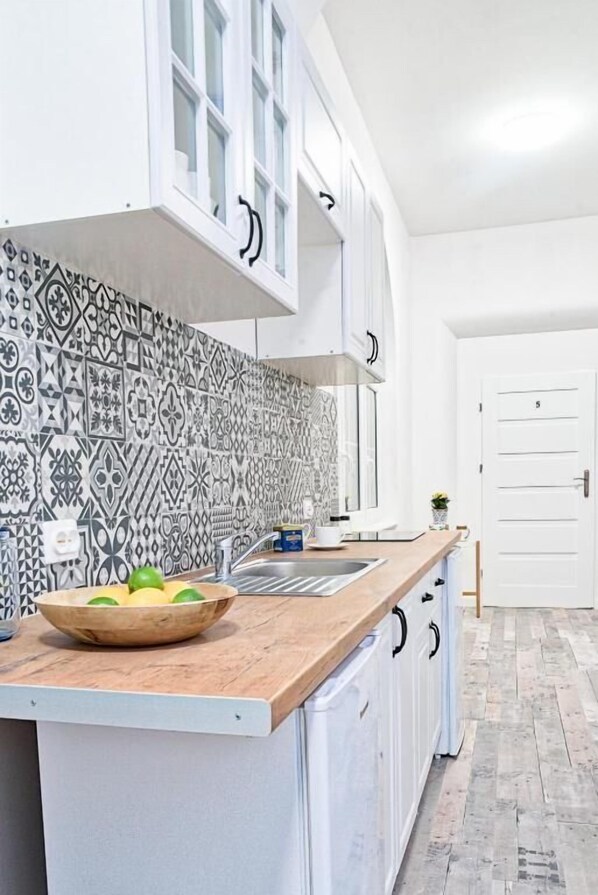 Refrigerador, parrilla de estufa y utensilios de cocina 
