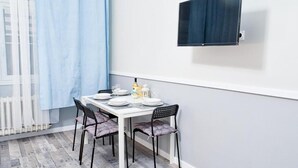 Luxury Triple Room | Living area | 32-inch flat-screen TV with cable channels, TV - Morning Star Rooms (Szczecin)