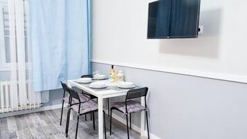 Kamar Triple Mewah | Area keluarga | Televisi layar datar 32-inci dengan saluran TV kabel dan TV