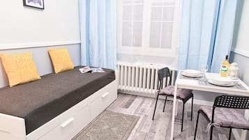 Kamar Double Standar | Area keluarga | Televisi layar datar 32-inci dengan saluran TV kabel dan TV