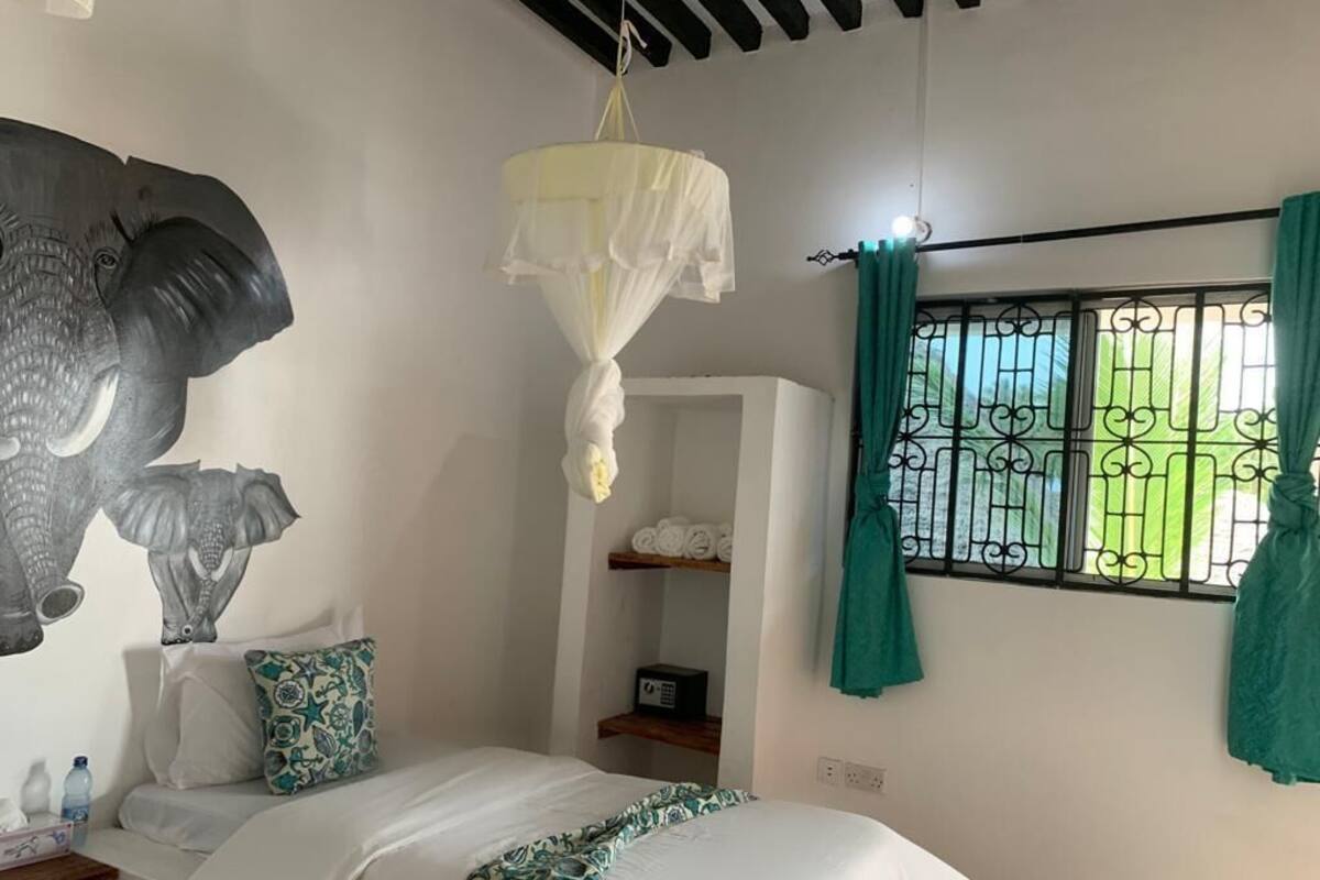 Habitación Confort con 2 camas individuales | Caja fuerte, wifi gratis, mobiliario individual y ropa de cama
