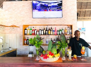 Bar sportif, vue sur la piscine, ouvert tous les jours