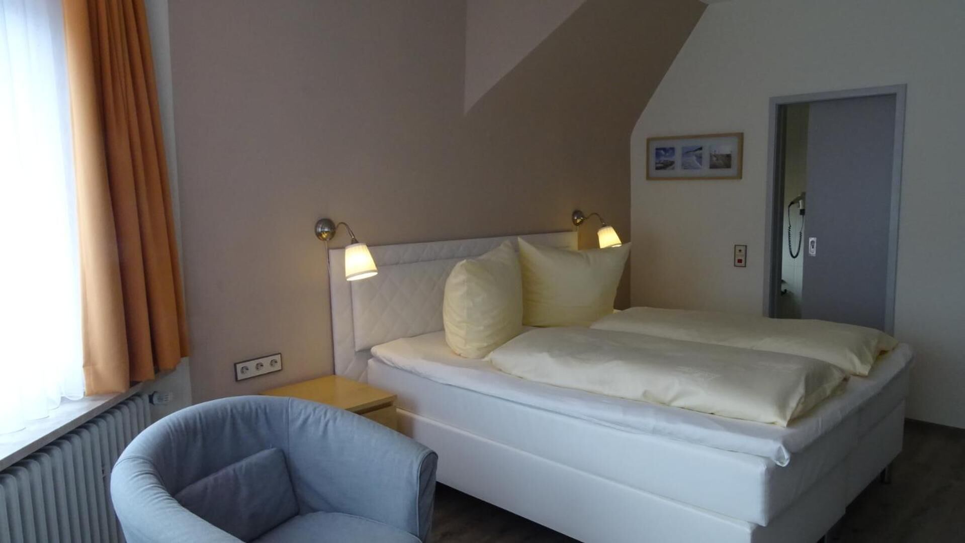 1 bedroom, premium bedding, blackout curtains, soundproofing