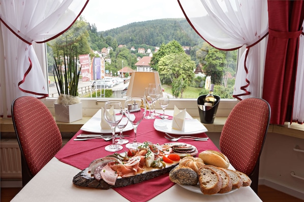 Breakfast, lunch, dinner served; German cuisine, garden views - Hotel-Restaurant Ketterer am Kurgarten (Triberg im Schwarzwald)