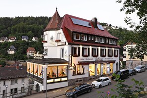 Front of property - evening/night - Hotel-Restaurant Ketterer am Kurgarten (Triberg im Schwarzwald)
