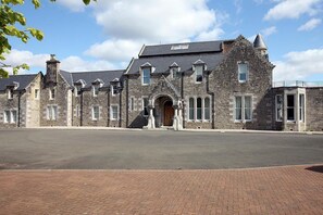 Exterior - Number 4 Lomond Castle - Sleeps 4 - sleeps 4 guests  in 1 bedroom (Alexandria)