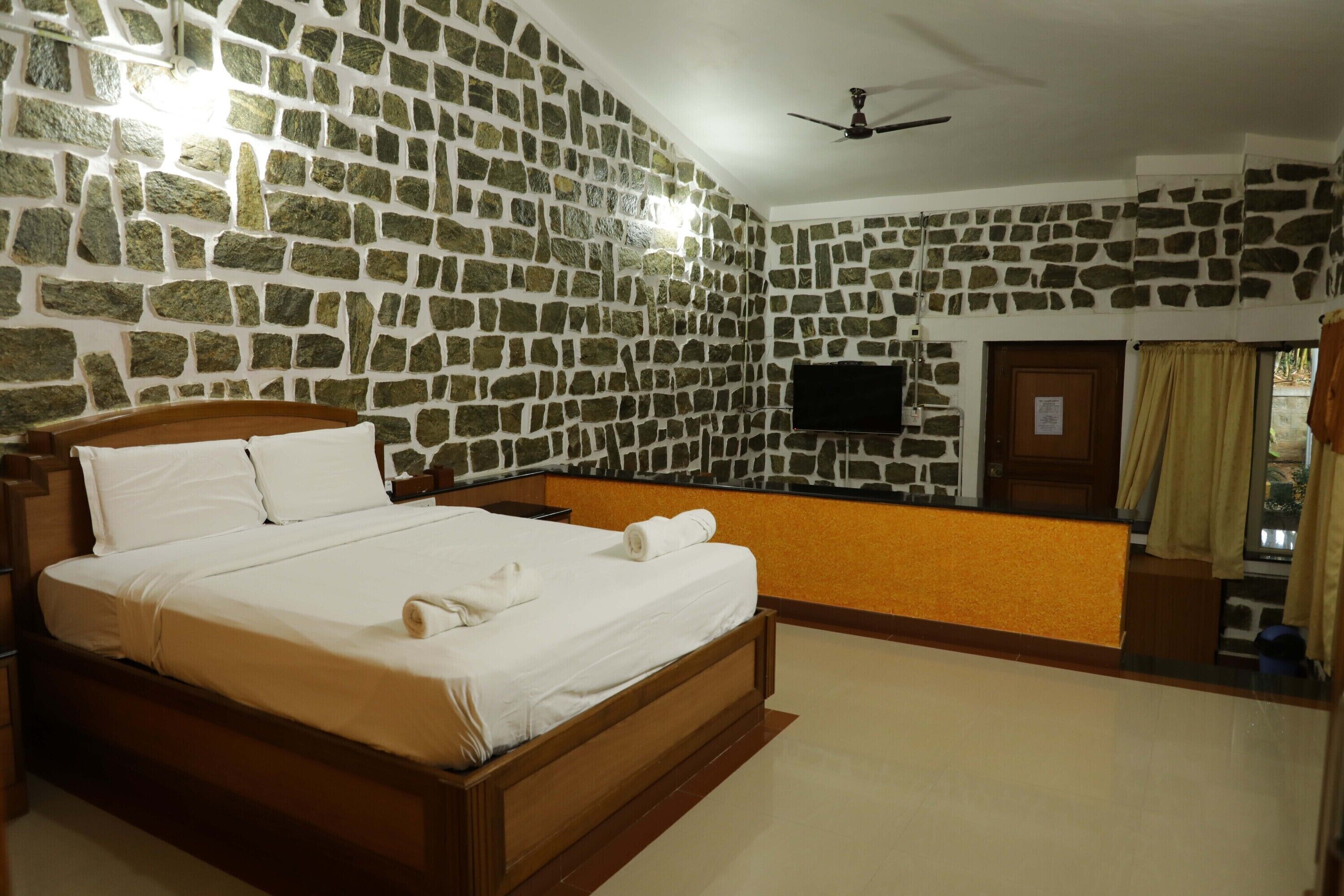 Cottage Room | Desk, iron/ironing board, free WiFi