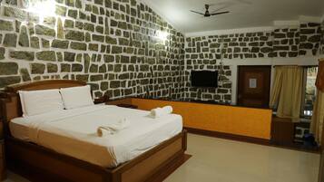 Cottage Room | Desk, iron/ironing board, free WiFi