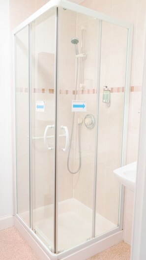 Twin Room | Bathroom | Free toiletries, towels