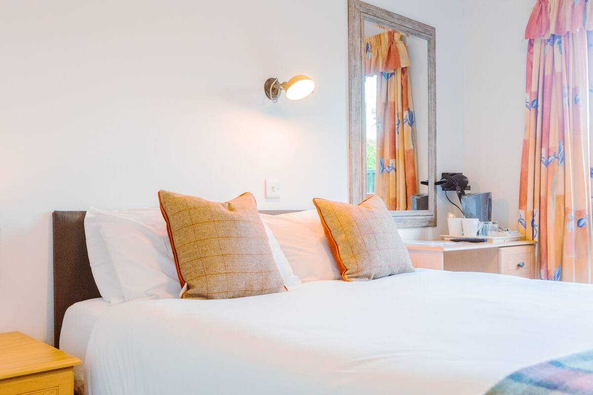 Iron/ironing board, free WiFi, bed sheets