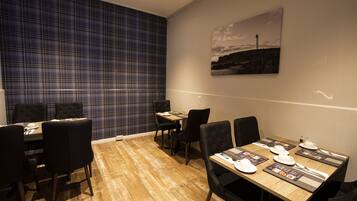 Daily full breakfast (GBP 15.00 per person)