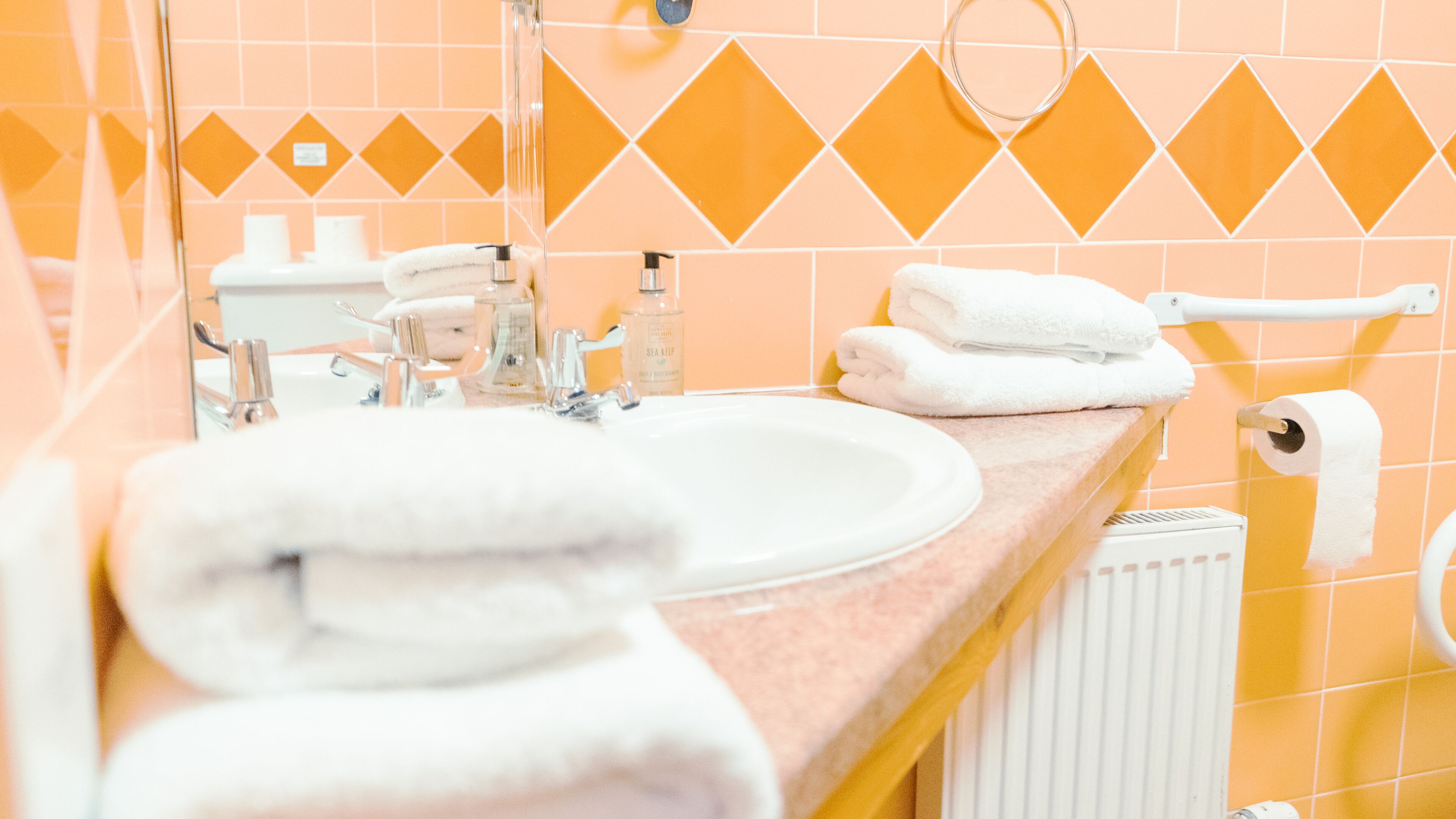 double room | bathroom | free toiletries, towels