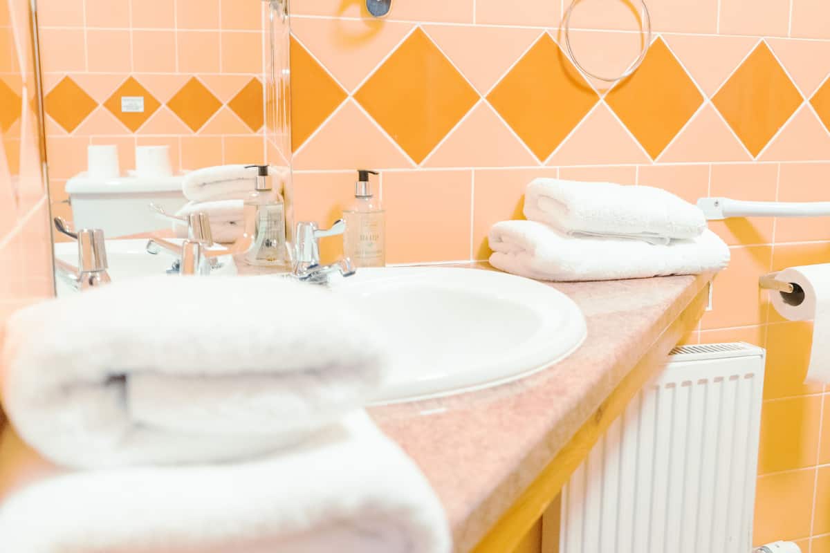 double room | bathroom | free toiletries, towels