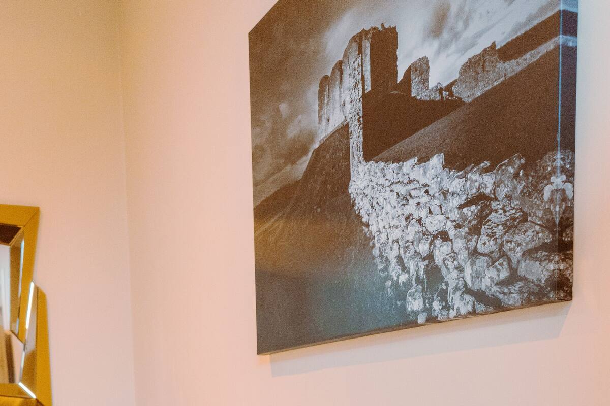 family room | 1 bedroom, iron/ironing board, free wifi, bed sheets