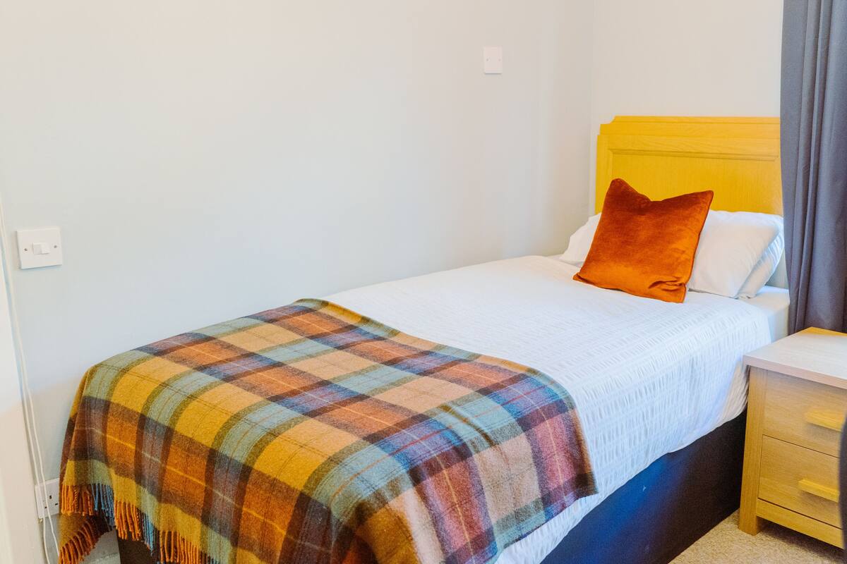 Iron/ironing board, free WiFi, bed sheets