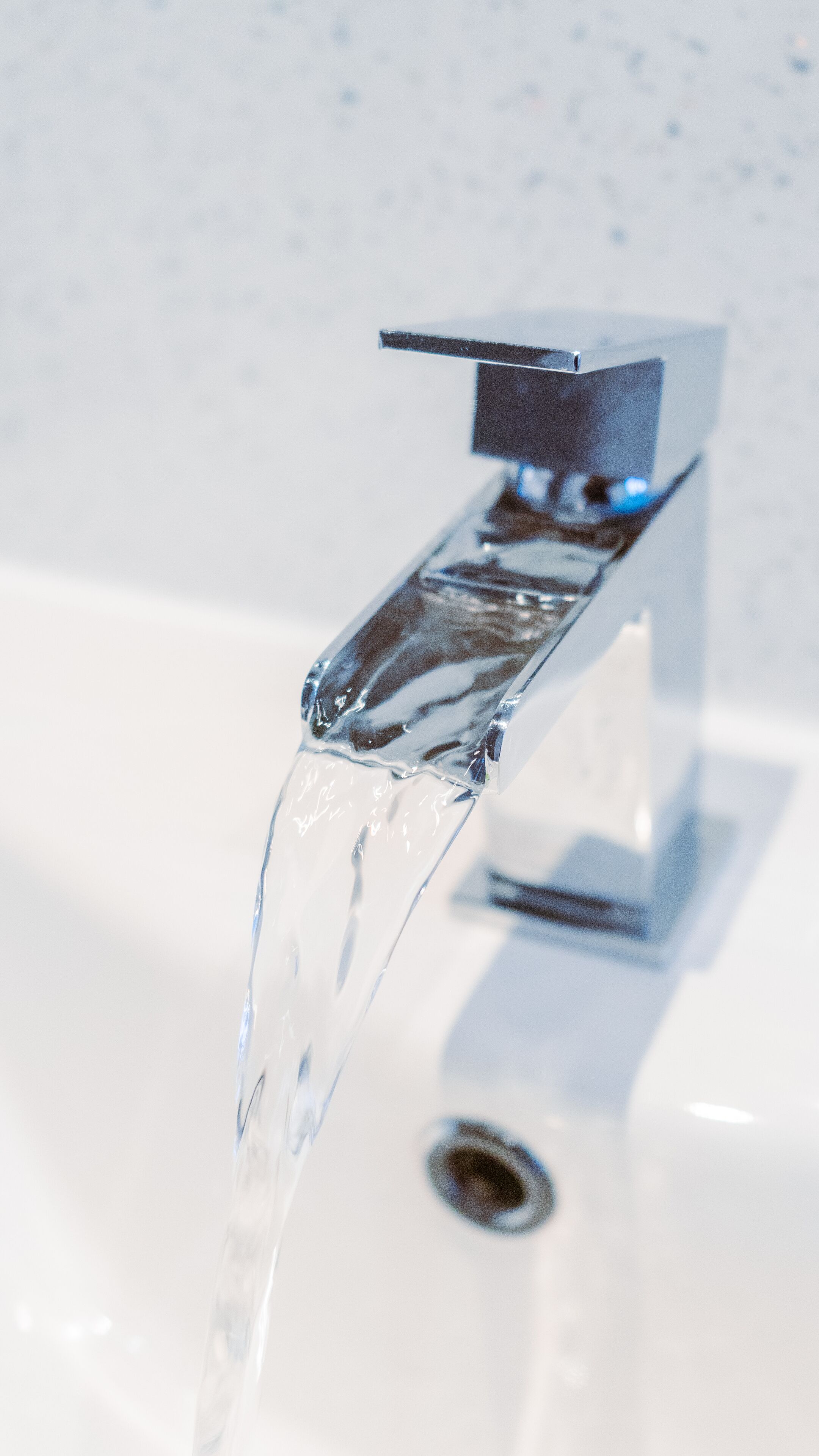 standard king room | bathroom | free toiletries, towels