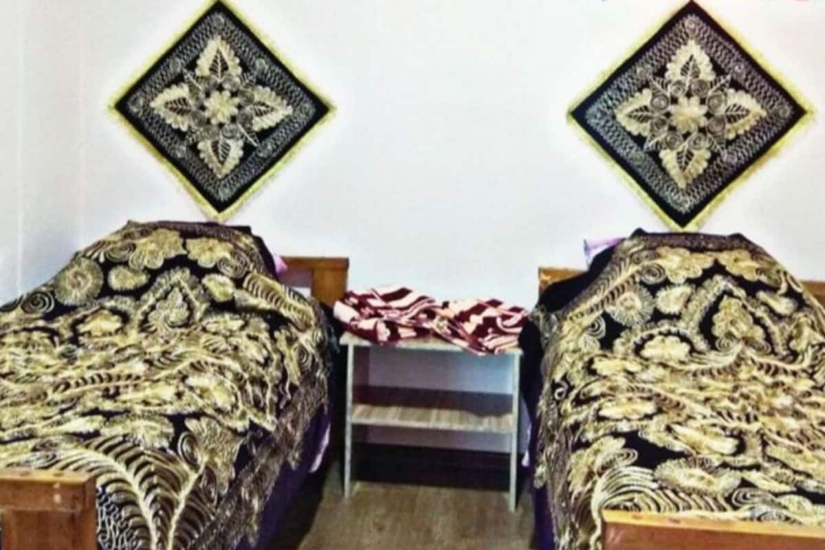 Habitación tradicional con 2 camas individuales | Insonorización y tabla de planchar con plancha 