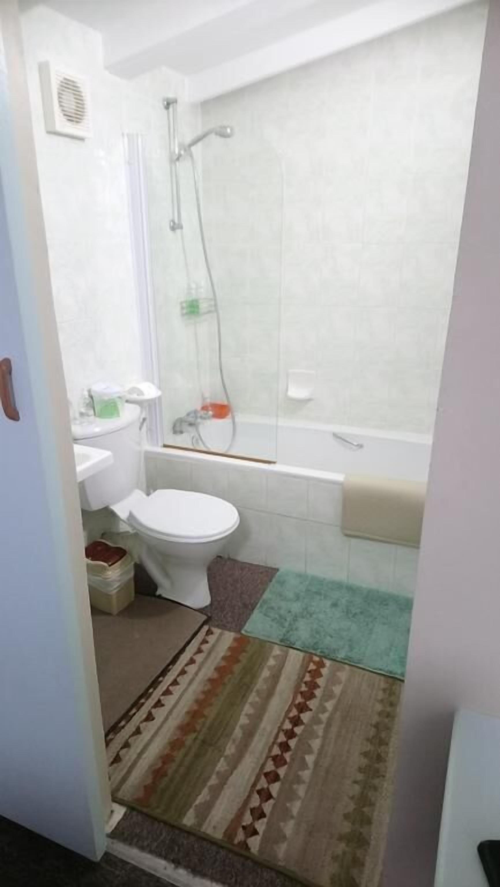 Un baño con inodoro, lavabo y bañera.