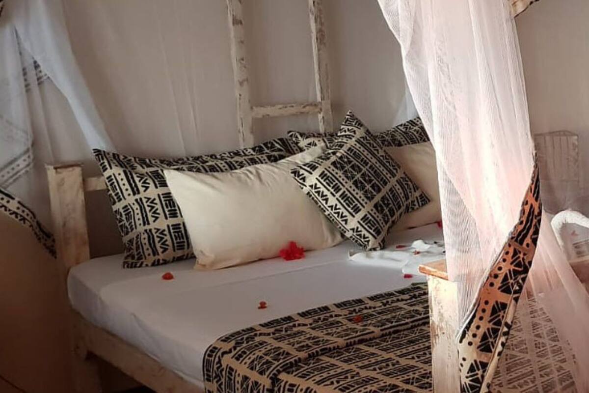 Bungalow, Sea View | Desk, laptop workspace, WiFi (free), bed sheets