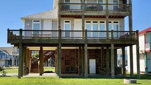 Une maison en bois à deux étages, dotée d’un balcon à l’étage supérieur.