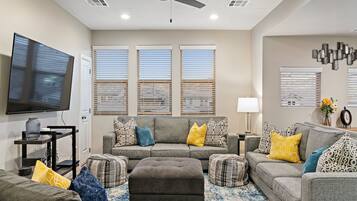 House, 5 Bedrooms | Living area