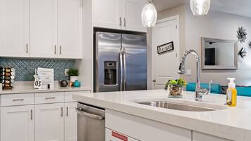 House, 5 Bedrooms | Private kitchen | Fridge, oven, coffee/tea maker, toaster