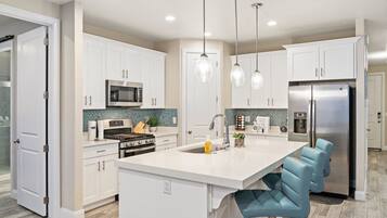 House, 5 Bedrooms | Private kitchen