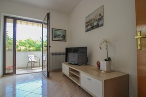 Appartement, 2 slaapkamers | Woonruimte | Een flatscreentelevisie