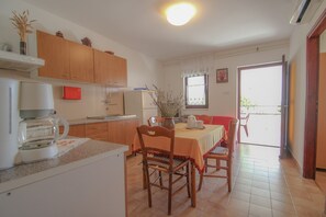 Apartment, Terrace (2) | Private kitchen | Full-sized fridge, oven, stovetop, coffee/tea maker