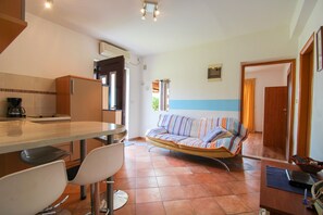 Appartement, 2 slaapkamers (A4) | Woonruimte | Een flatscreentelevisie