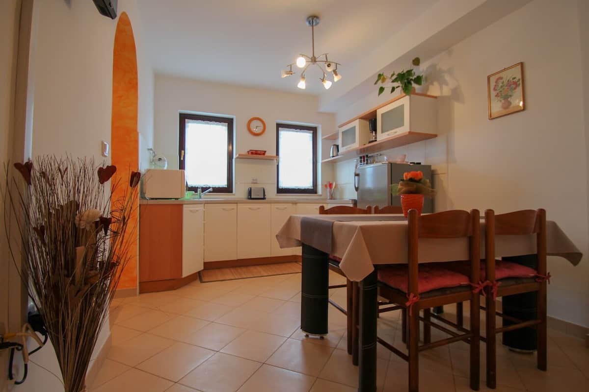 Appartement, terrasse (A4+1) | Cuisine privée | Cafetière-théière, réfrigérateur grande capacité avec congélateur
