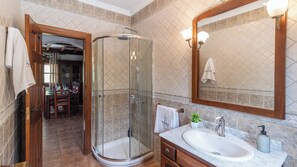 Baignoire, séchoir à cheveux, serviettes fournies