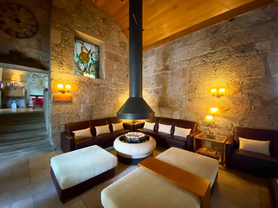 Lobby-lounge