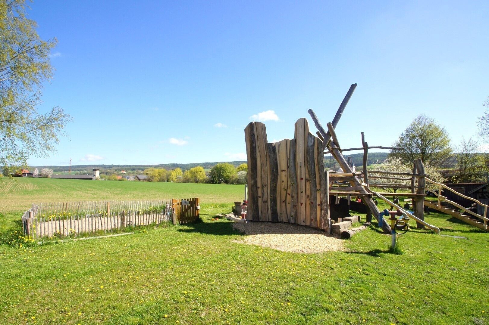 Children’s play area – outdoor