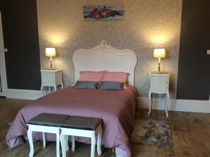Een bureau, geluiddichte muren, gratis wifi, beddengoed