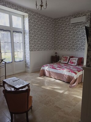 基础双人房或双床房, 1 间卧室, 无烟房 (Emeraude) | 办公桌、隔音、免费 WiFi、床单