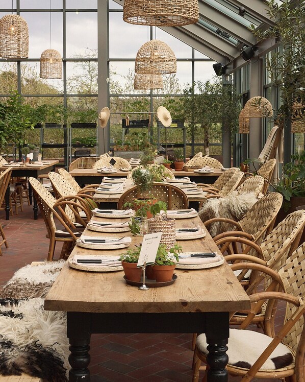 Petit déjeuner, déjeuner et dîner servis sur place, vue sur le jardin